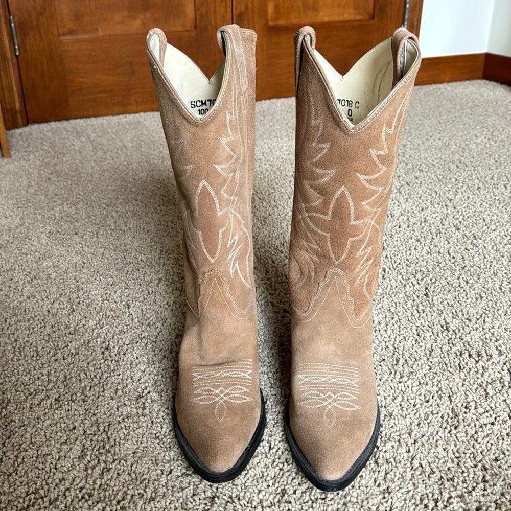 Men’s vintage cowboy boot 

Tan suede 
Shaft 13”
Heel 1.5”
Men’s US